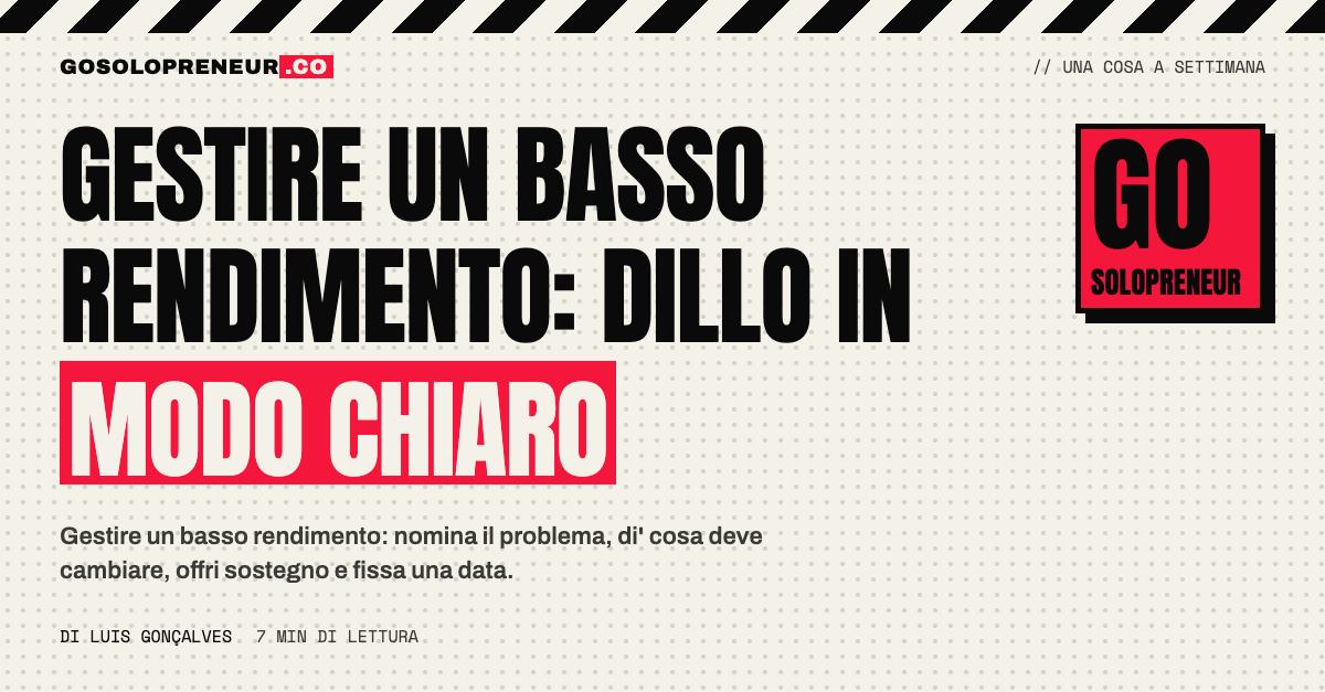 Due persone a un tavolo parlano con calma di un problema di rendimento con un calendario davanti