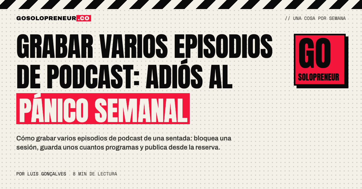 Un micrófono de podcast junto a un calendario con una sola mañana marcada para grabar varios episodios