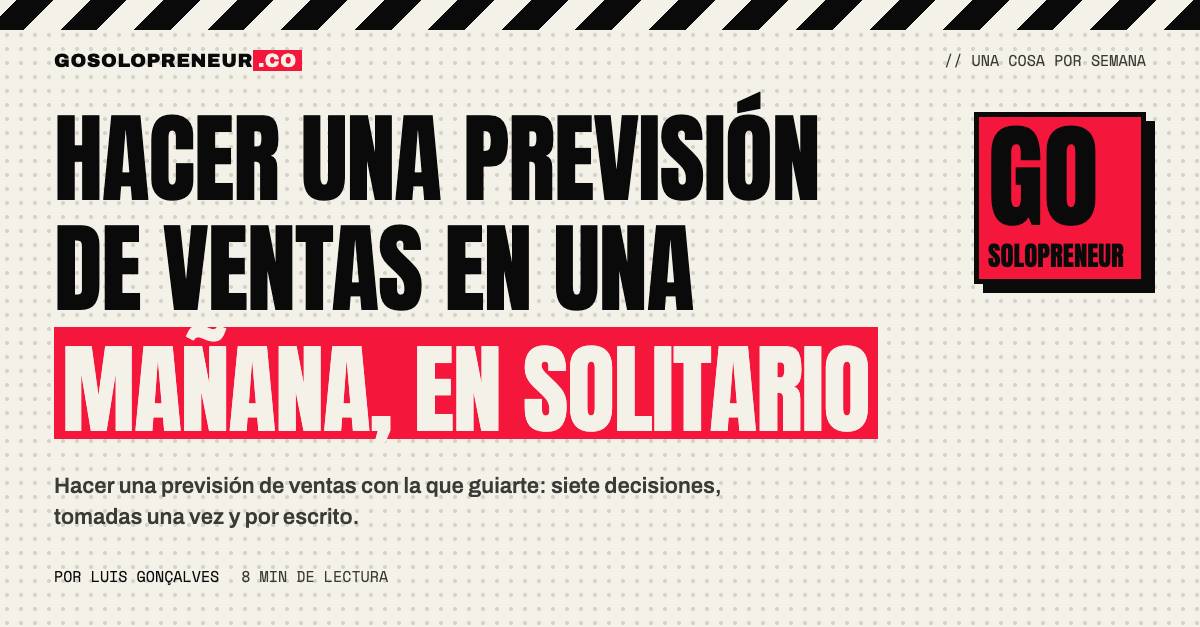 Persona con un portátil y un cuaderno montando una previsión de ventas en una mañana
