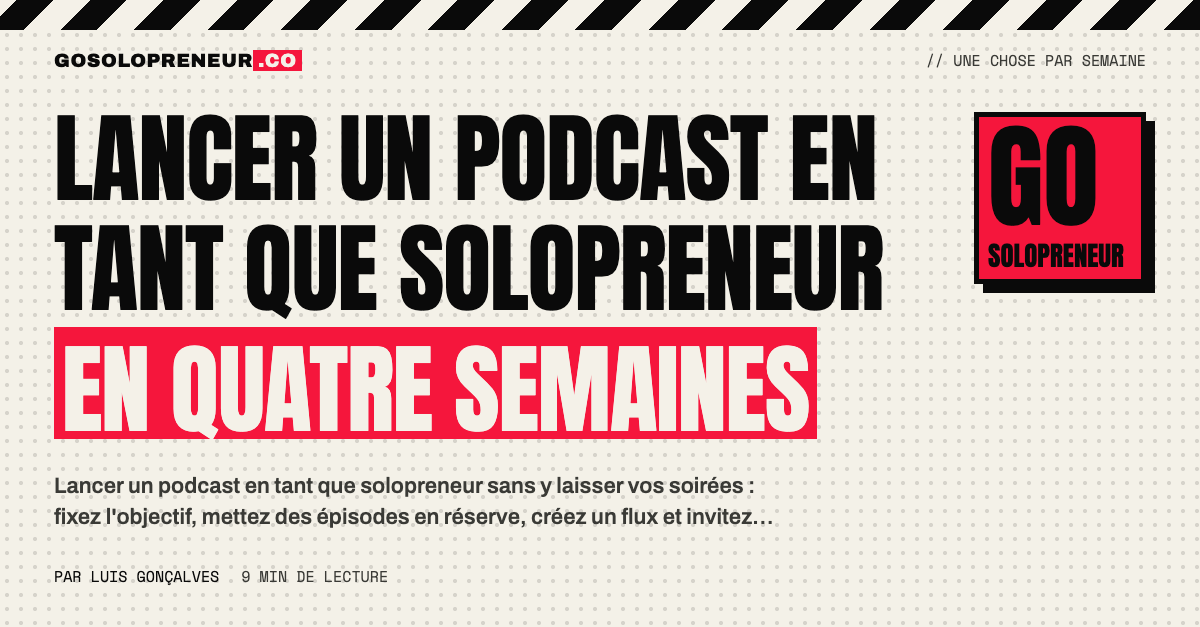 Un solopreneur enregistre un podcast chez lui, avec un micro et un casque