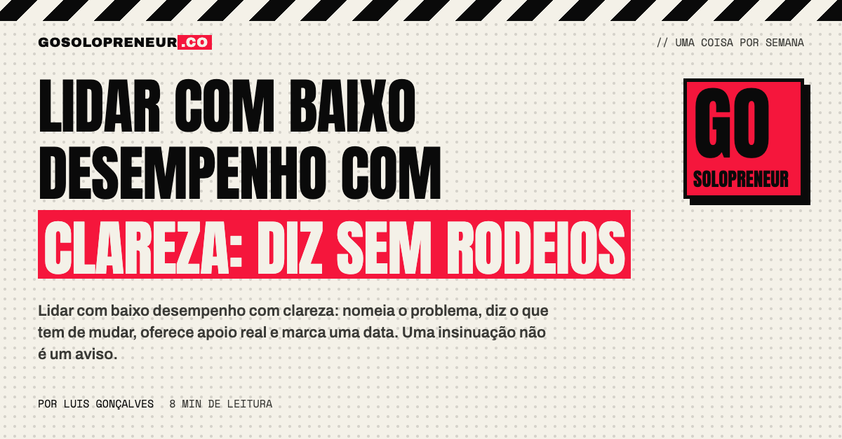 Uma pessoa a falar com clareza e calma com um colega à mesa, com um caderno aberto entre ambos