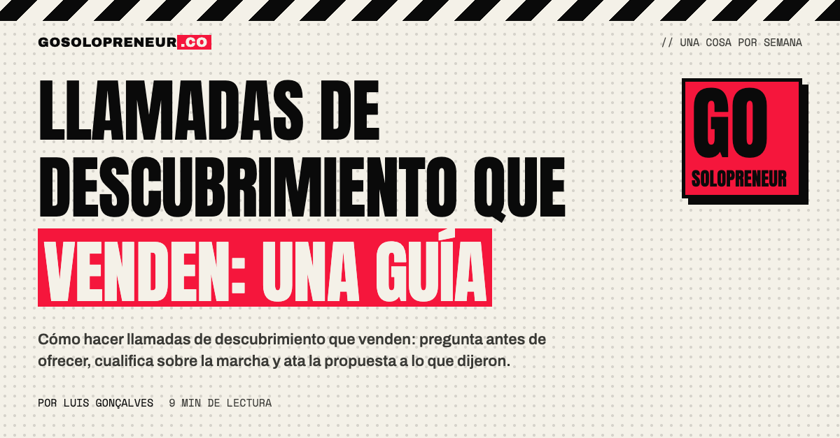 Llamadas de descubrimiento: un solopreneur escucha y anota lo que dice el cliente
