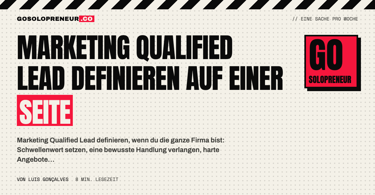 Ein Solopreneur schreibt auf einer Seite auf, wie er einen Marketing Qualified Lead definiert