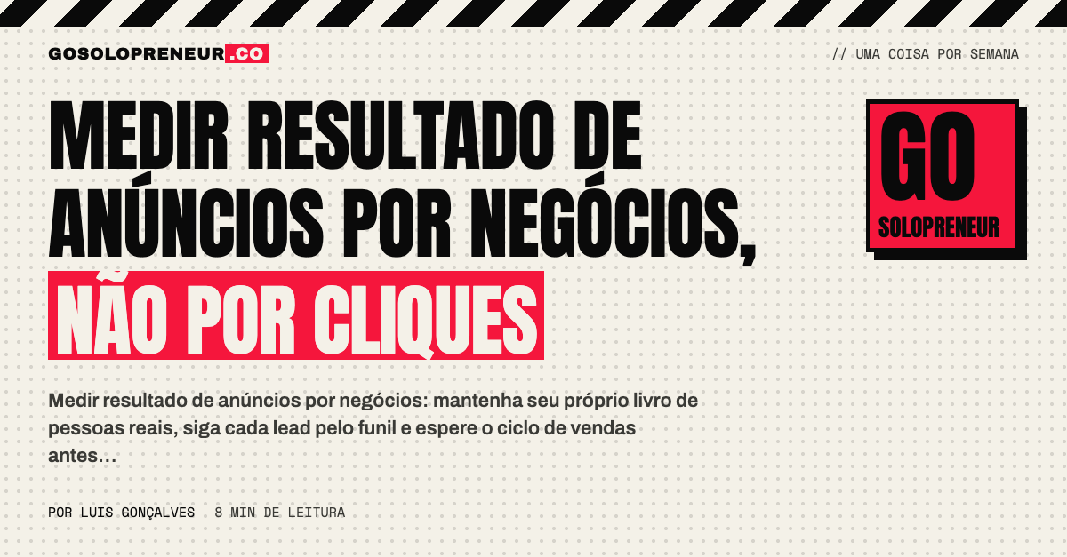 Livro-caixa com negócios fechados ao lado do painel de anúncios, para medir resultado de anúncios
