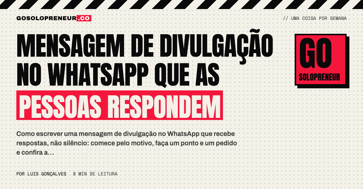 Pessoa digitando uma mensagem de divulgação no WhatsApp no celular, com a lista de destinatários ao lado