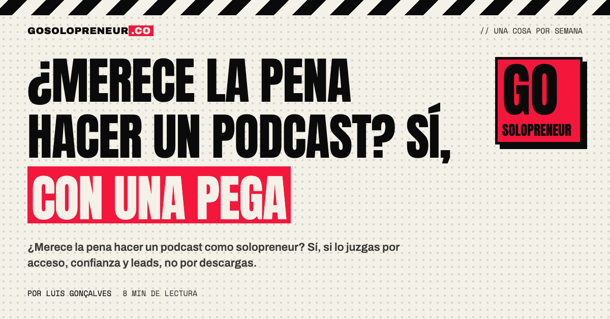 Un solopreneur sopesando si merece la pena hacer un podcast, con un micrófono y un reloj de arena sobre la mesa