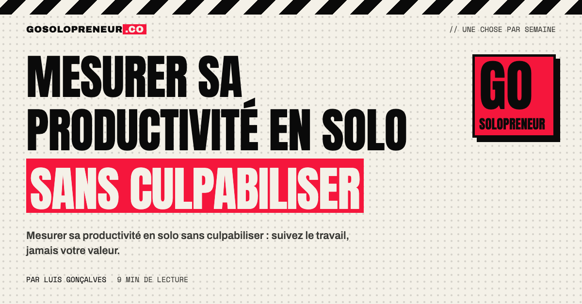 Un solopreneur qui mesure sa productivité sur un tableau calme, avec une règle écrite à côté pour éviter la culpabilité