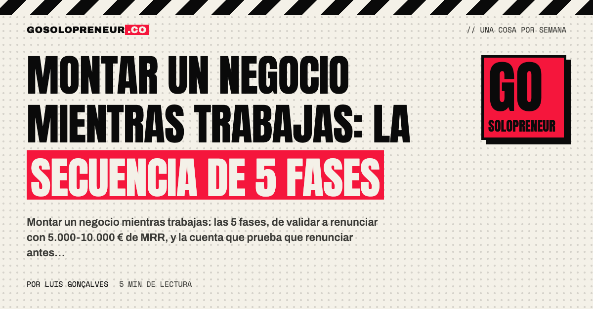 Una persona trabajando de noche en su portátil para montar un negocio mientras mantiene su empleo
