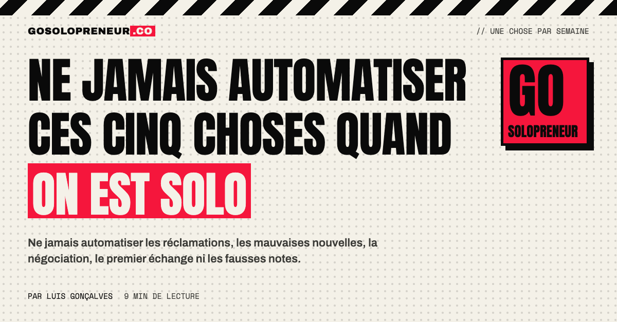 Ne jamais automatiser : un solopreneur écrit à la main une réponse à une réclamation client