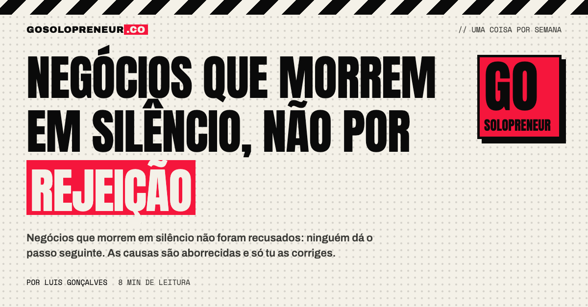 Solopreneur a olhar para uma lista de negócios parados em silêncio