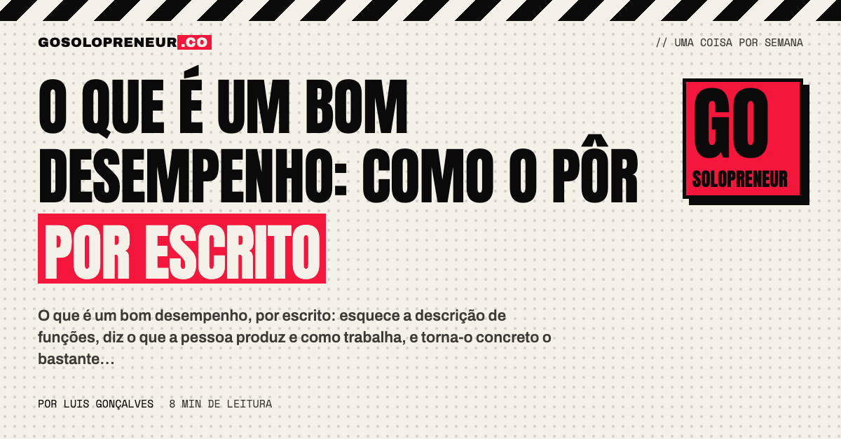 Uma folha de papel com uma lista curta de critérios, pousada entre duas pessoas à mesa