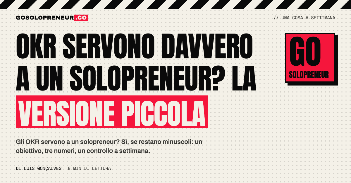 Un solopreneur al tavolo con un obiettivo e tre numeri scritti: gli OKR nella versione piccola