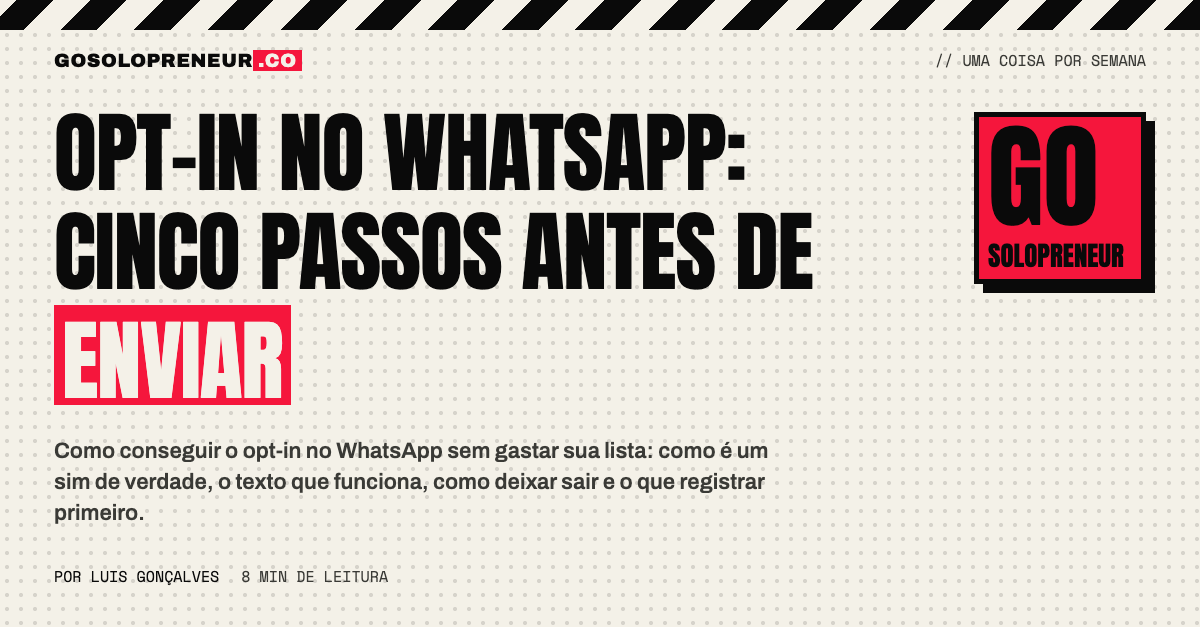 Pessoa marcando uma caixa de consentimento no celular: opt-in no WhatsApp em cinco passos