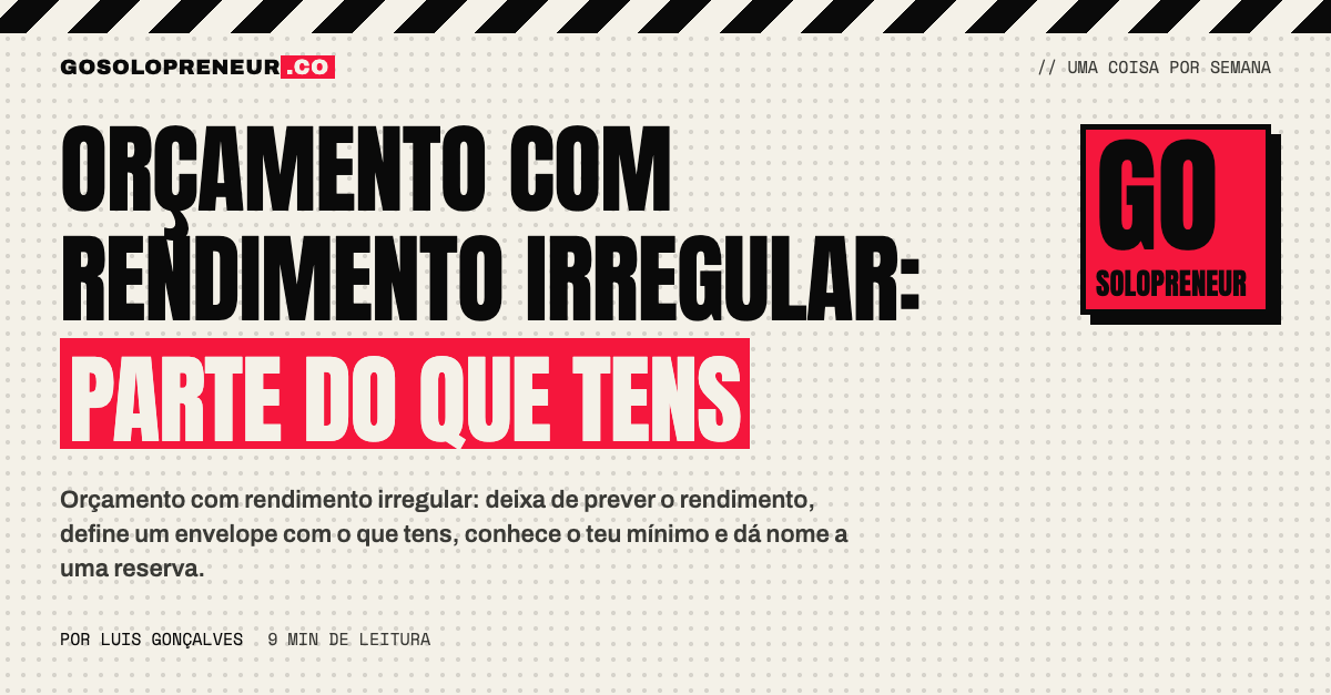 Pessoa a planear o orçamento do mês com um caderno e um portátil