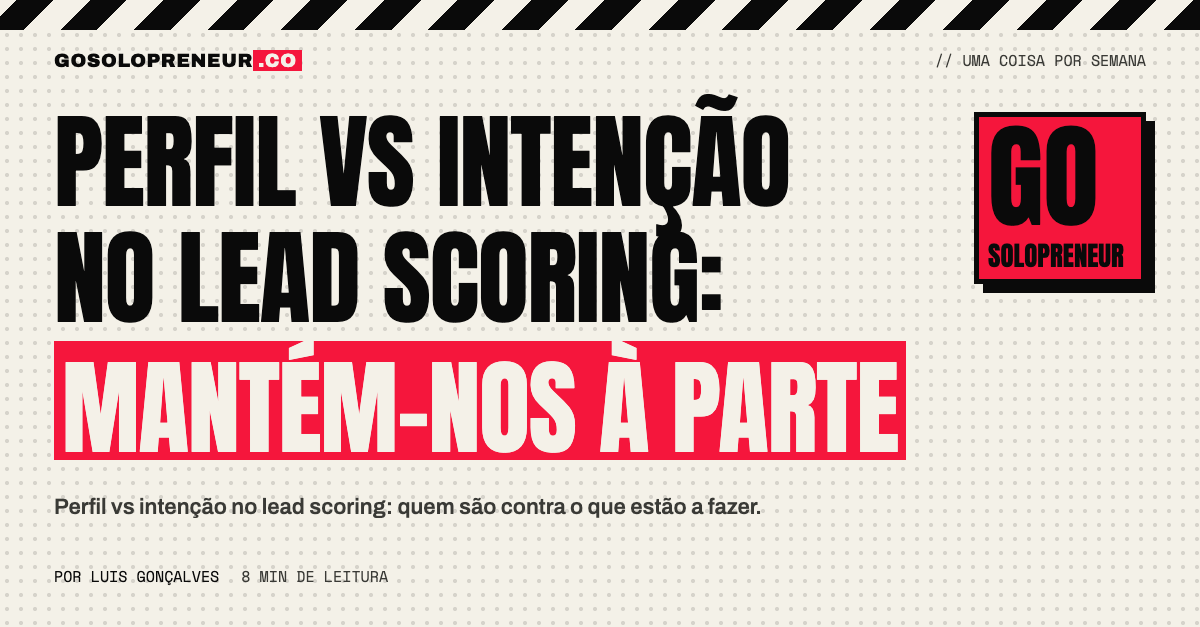Duas colunas separadas, perfil e intenção, numa fila de lead scoring
