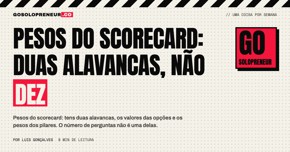 Pessoa a ajustar duas alavancas de pesos de um scorecard num ecrã