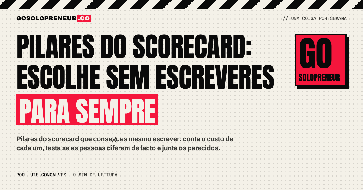 Pessoa a ordenar cartões de pilares do scorecard como capítulos numa mesa