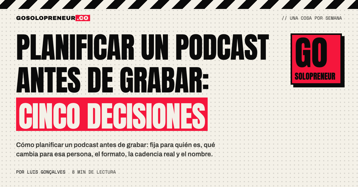 Una libreta con cinco decisiones escritas para planificar un podcast junto a un micrófono apagado