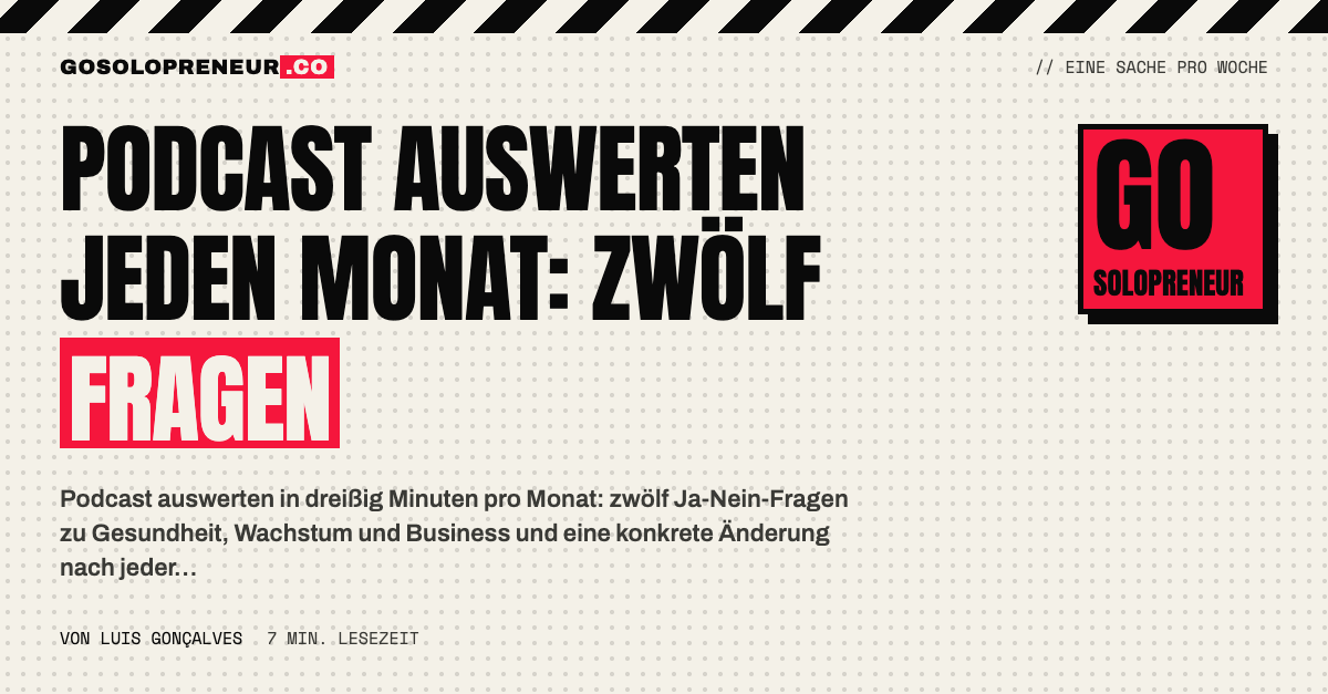 Checkliste mit zwölf Fragen neben einem Kaffee: Podcast auswerten jeden Monat