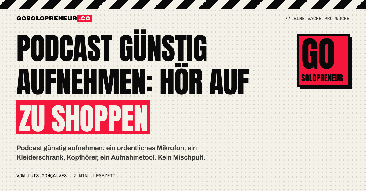 Mikrofon in einem Kleiderschrank voller Kleidung: Podcast günstig aufnehmen