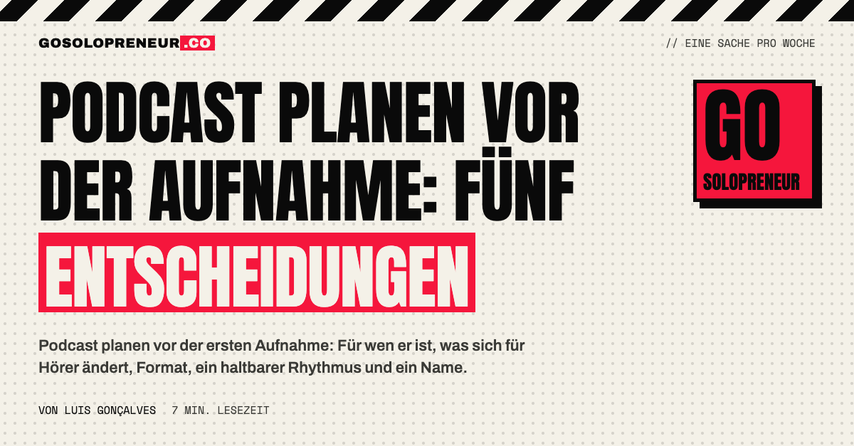 Notizbuch mit fünf Entscheidungen neben einem Mikrofon: Podcast planen vor der Aufnahme