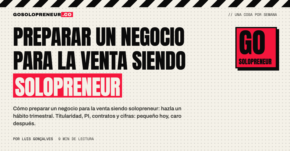 Un solopreneur repasando carpetas de contratos y registros para preparar su negocio para la venta