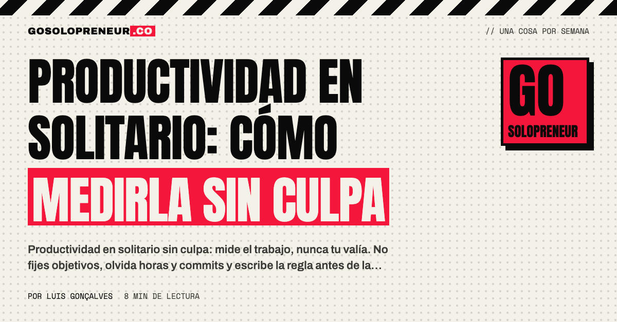 Hoja con la regla escrita a mano junto a un gráfico de tendencia mensual sobre el escritorio de un solopreneur