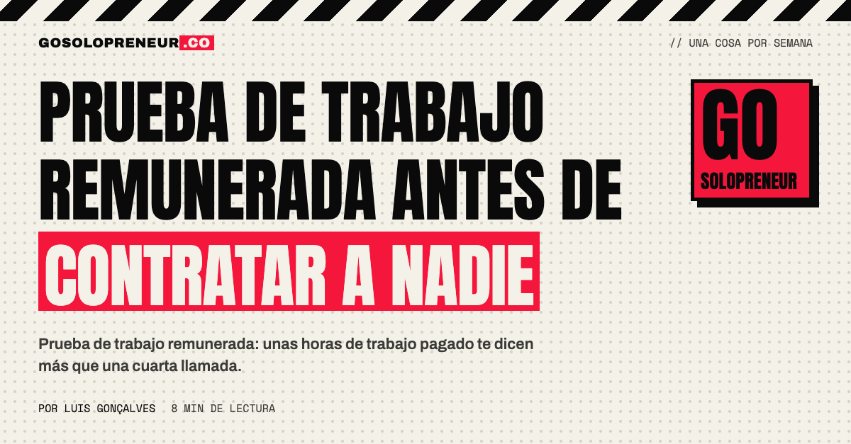 Dos personas revisando juntas una prueba de trabajo remunerada de un candidato