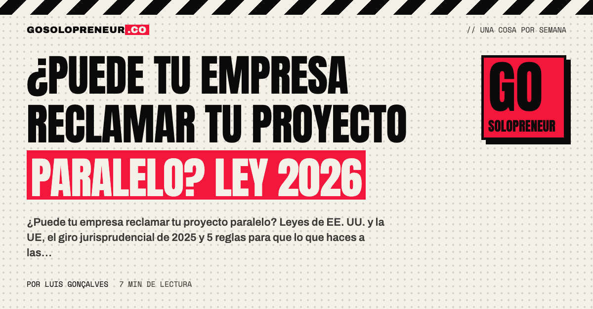 Un profesional revisando su contrato de trabajo de noche junto al portátil donde construye su proyecto paralelo