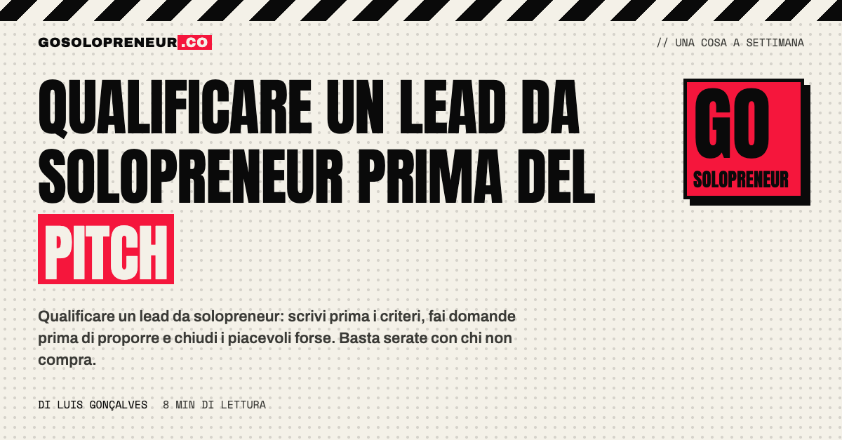 Checklist di qualificazione su un foglio accanto a un laptop: qualificare un lead prima del pitch
