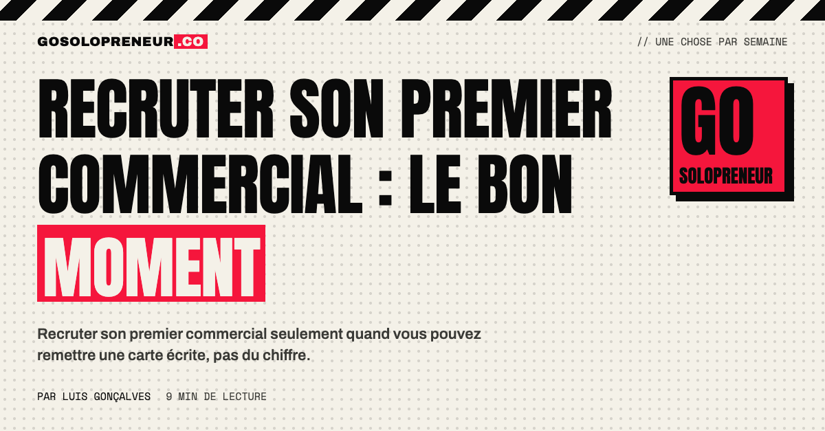 Fondateur qui remet une carte écrite pour recruter son premier commercial