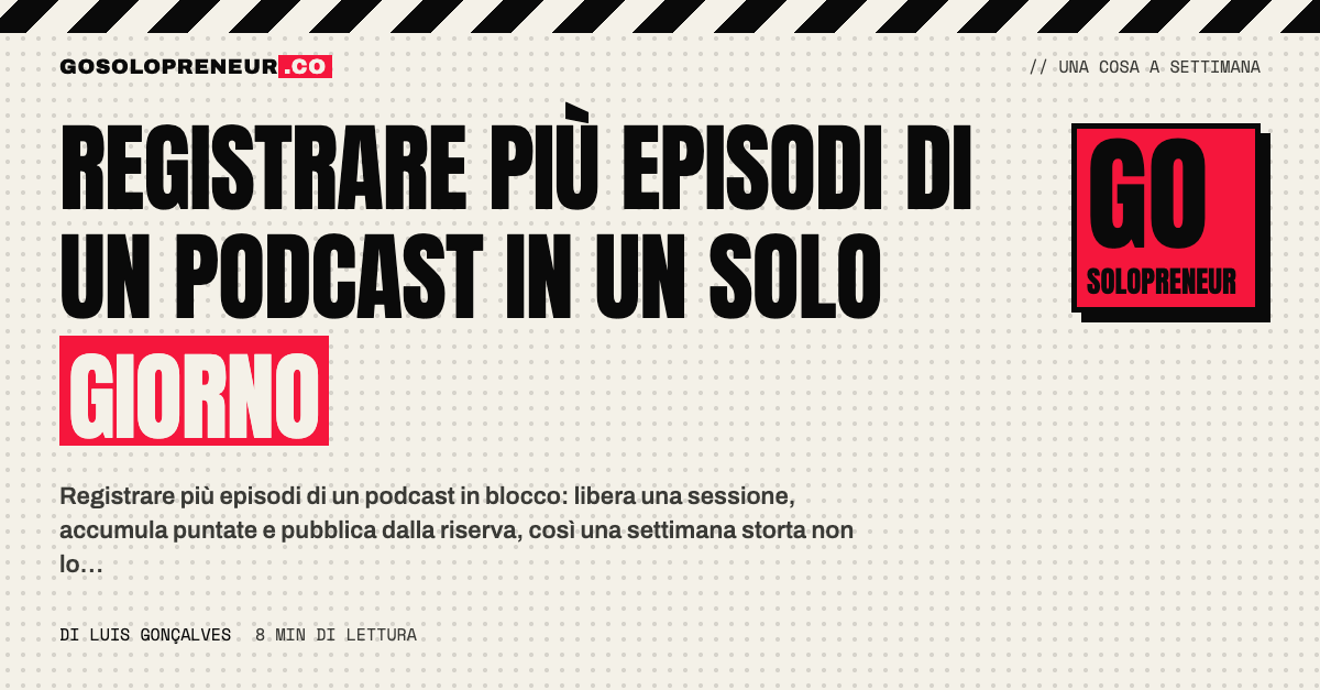 Microfono e cuffie su una scrivania: registrare più episodi di un podcast in un solo blocco di tempo