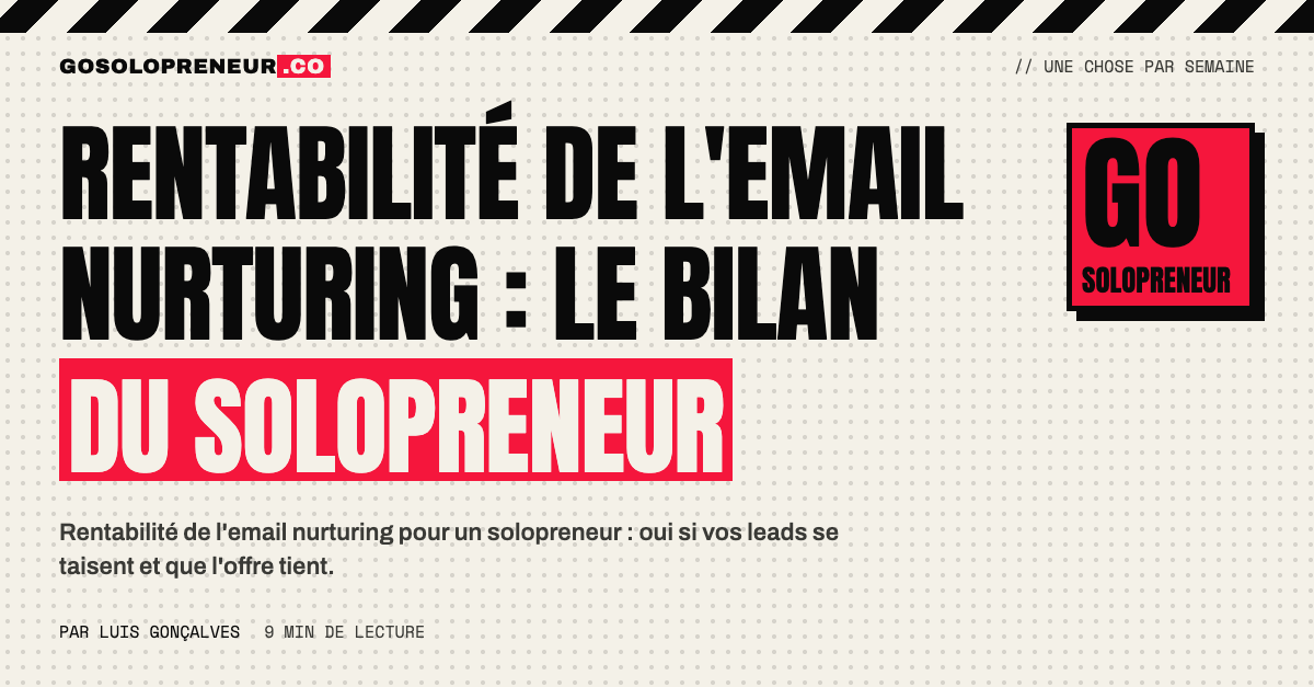 Un solopreneur examine le bilan de rentabilité de son email nurturing sur un carnet de comptes