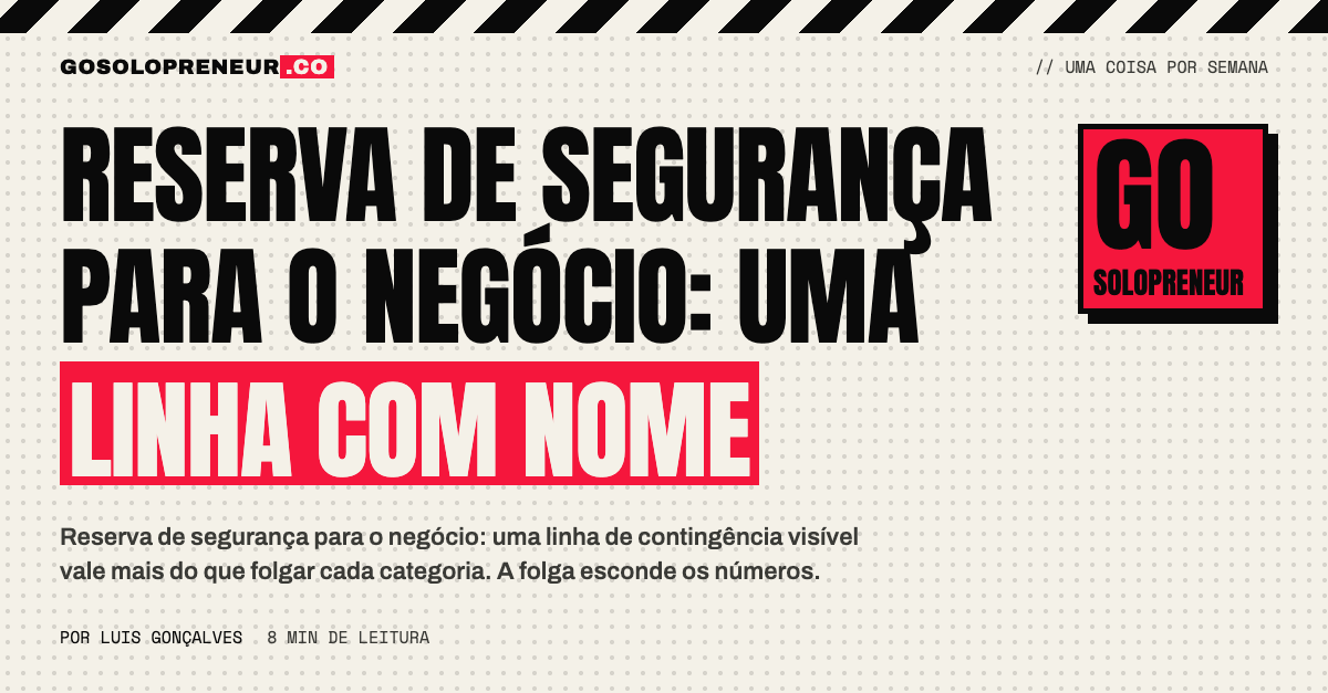 Mealheiro em cima de uma secretária ao lado de um portátil com o orçamento