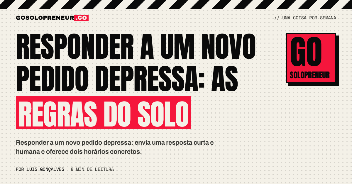 Solopreneur a responder a um novo pedido no telemóvel