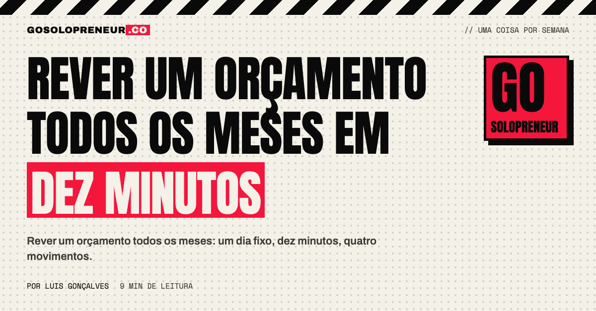 Pessoa a rever um orçamento num portátil com uma chávena de café