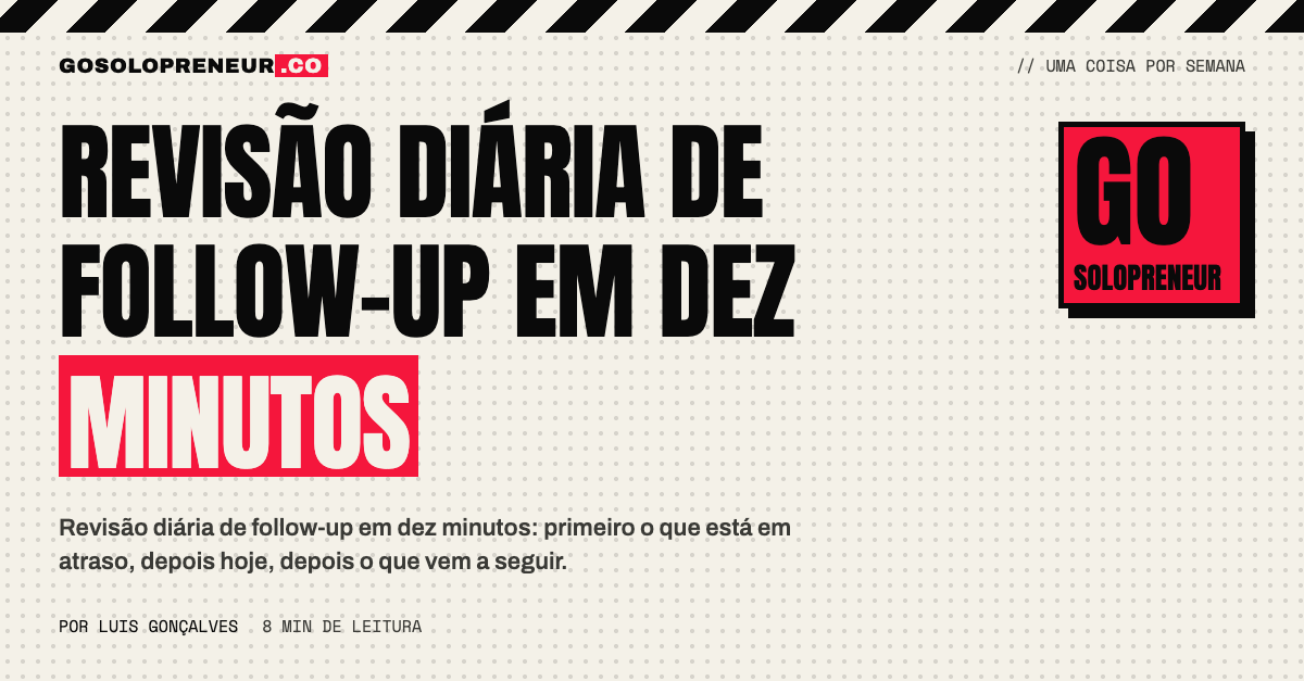 Solopreneur a fazer a revisão diária de follow-up numa lista de negócios