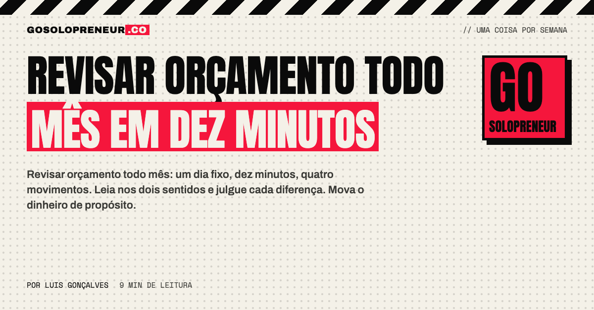 Pessoa com uma xícara de café revisando o orçamento do mês em dez minutos no notebook