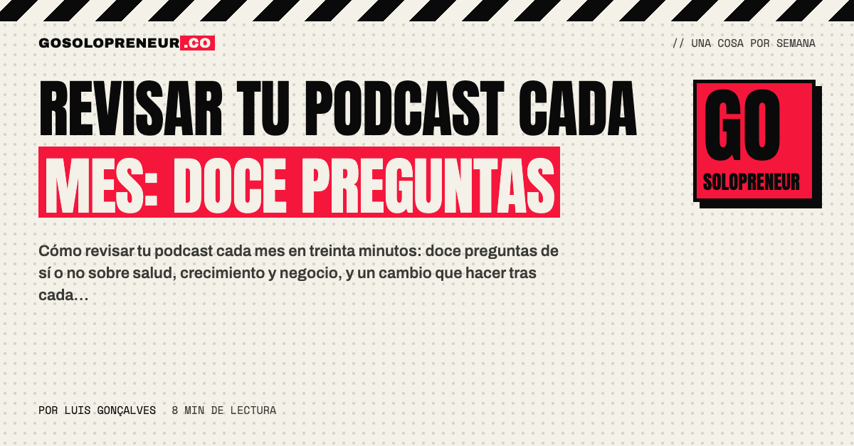 Una libreta con doce preguntas de sí o no para revisar un podcast cada mes junto a una taza de café