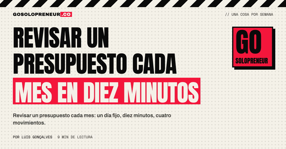 Persona con un café revisando una hoja de presupuesto mensual junto a un calendario