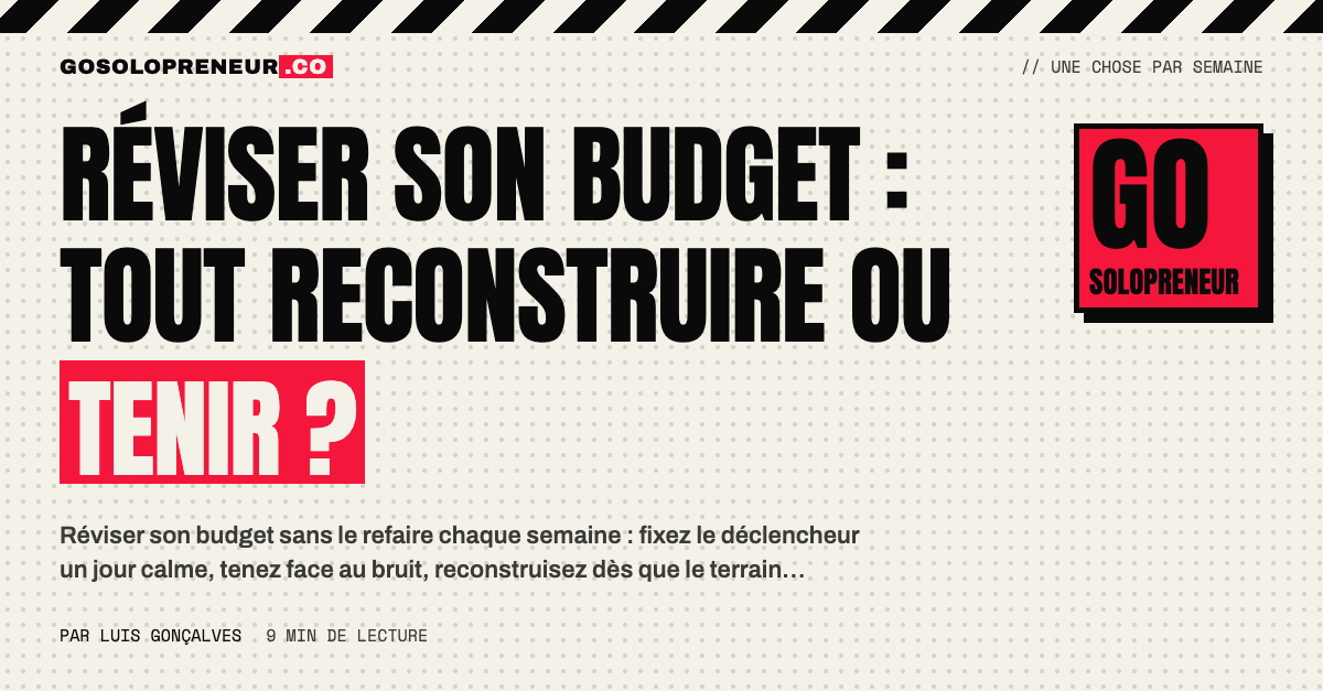 Un solopreneur hésite entre réviser son budget et tenir le plan, carnet et ordinateur ouverts