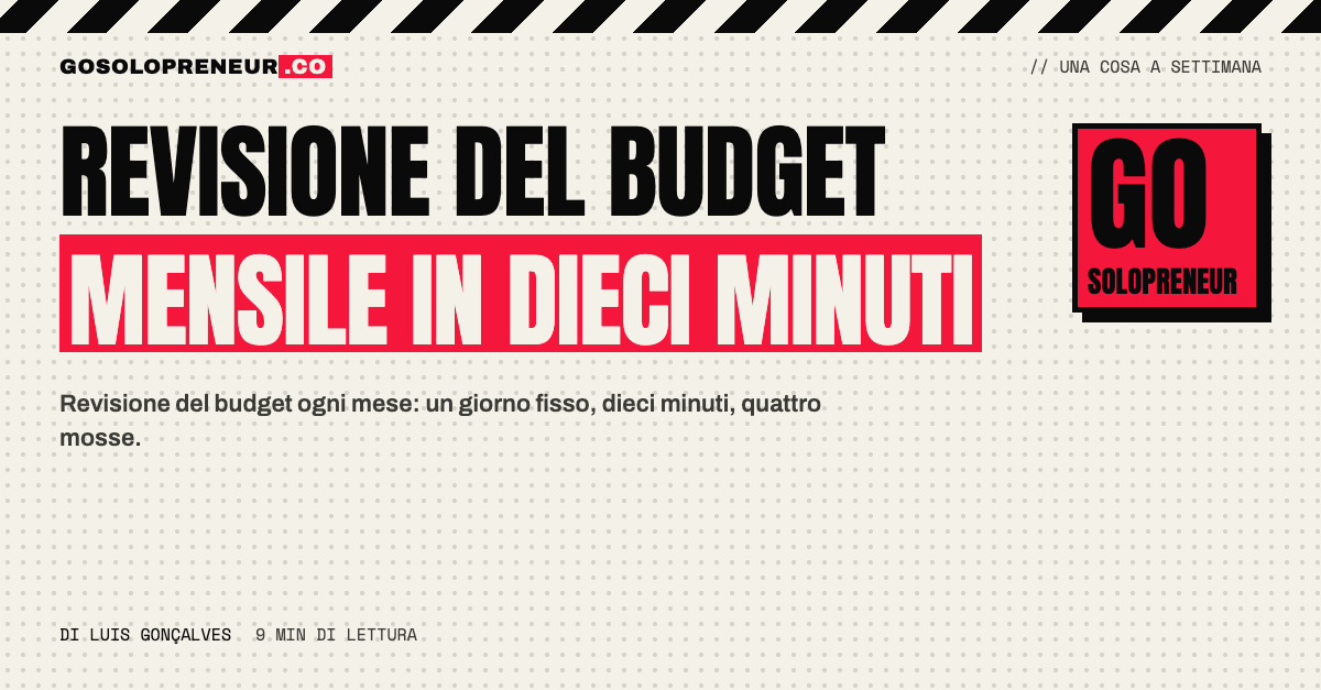 Un calendario con il giorno fisso della revisione mensile del budget e un caffè accanto