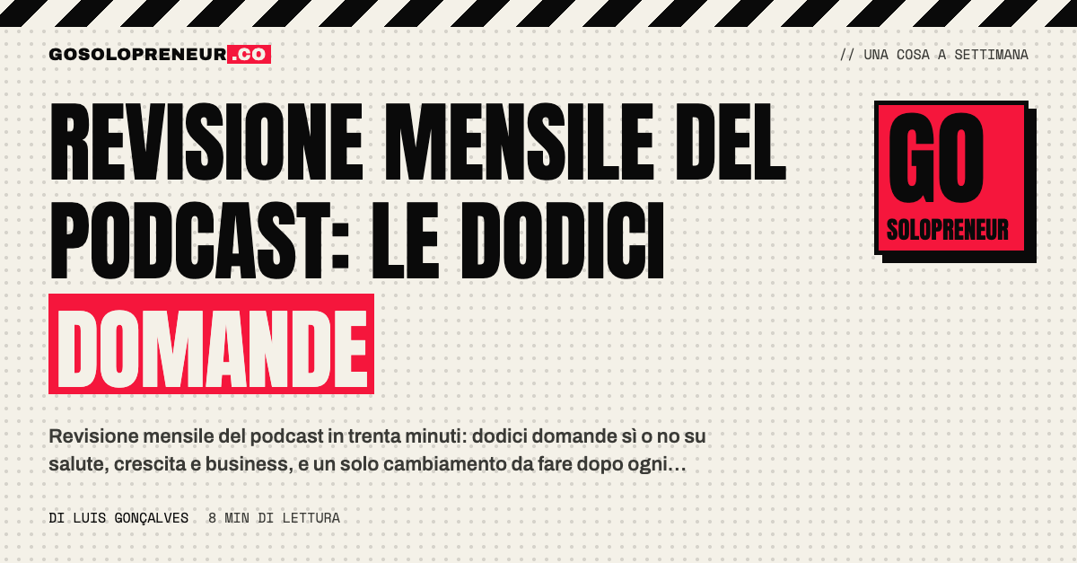 Persona che spunta una lista di domande davanti al portatile: revisione mensile del podcast in trenta minuti