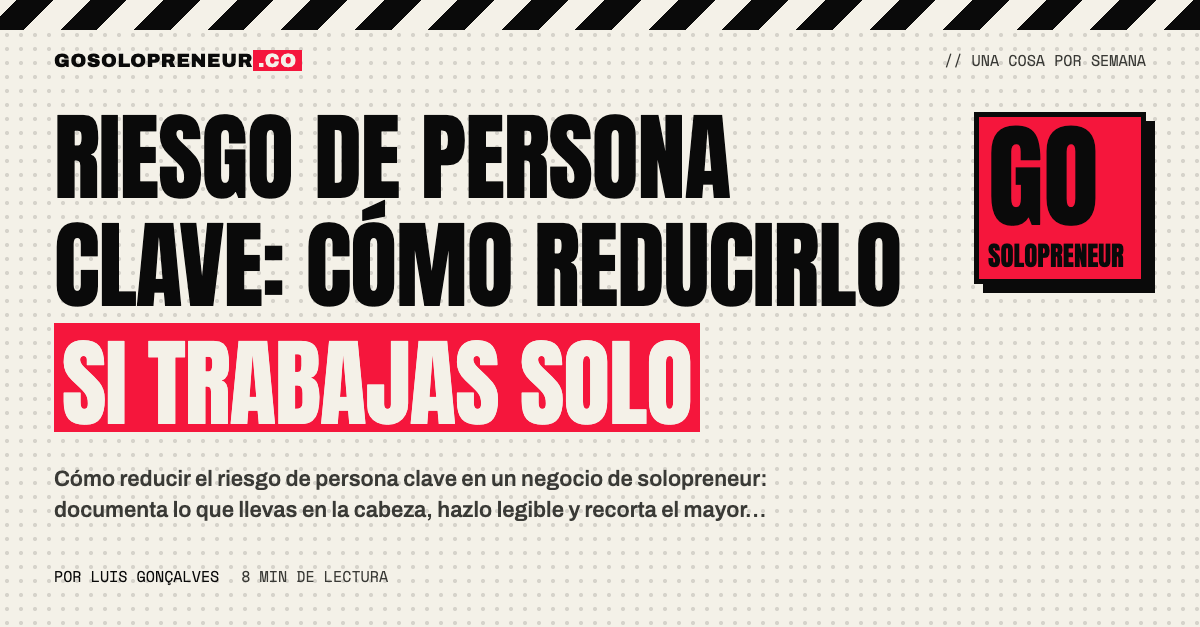 Un solopreneur anotando en un cuaderno las tareas que solo él sabe hacer en su negocio