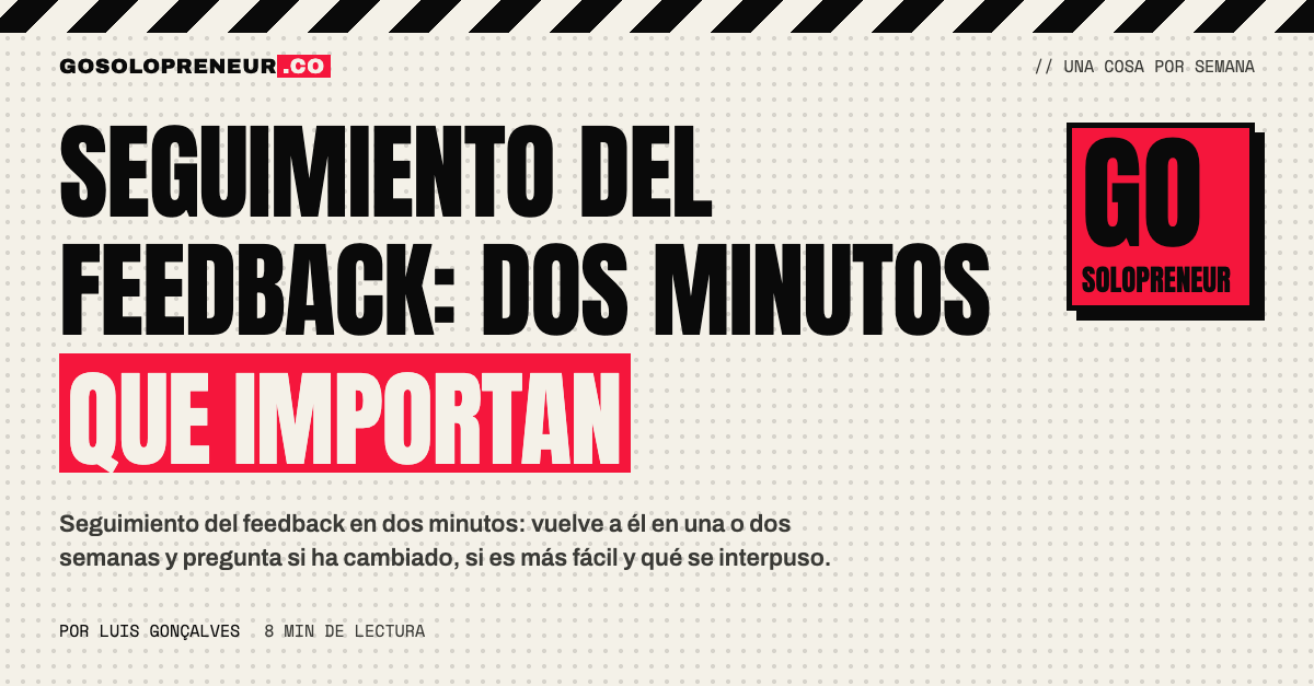 Dos personas revisan en una breve charla cómo ha ido el feedback de la semana anterior