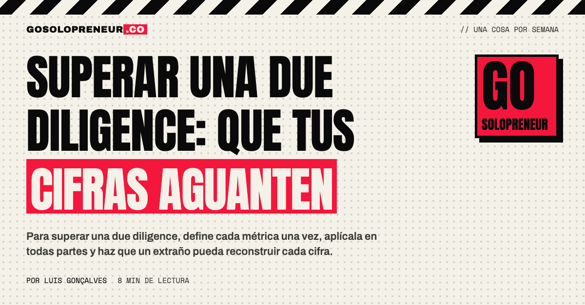 Un solopreneur contrastando sus cifras con los registros en bruto antes de una due diligence