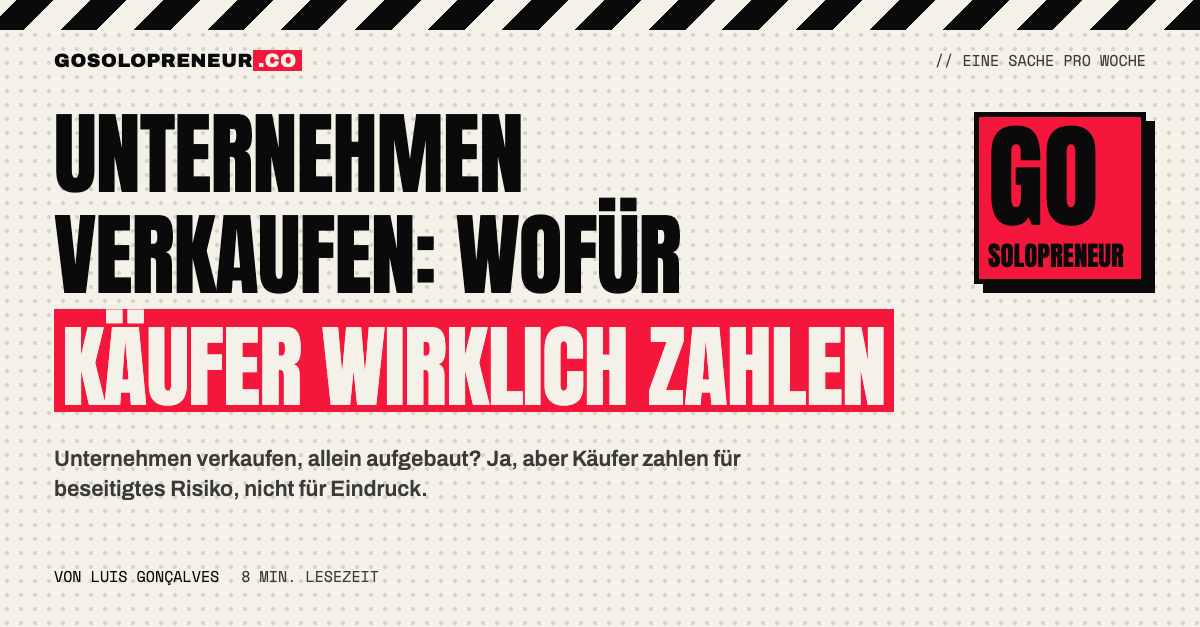 Allein arbeitende Gründerin vor Laptop, daneben ein Verkaufsschild: Unternehmen verkaufen