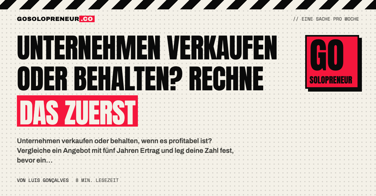 Waage mit Geldbündel und einem Laptop im Gleichgewicht: Unternehmen verkaufen oder behalten