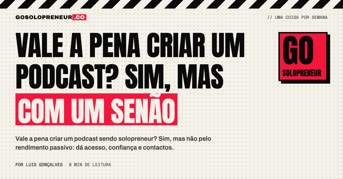 Balança a pesar um microfone de podcast contra um relógio, a medir se compensa