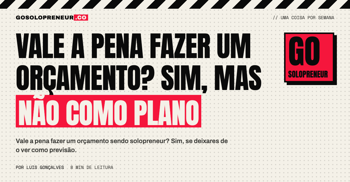 Pessoa a rever um orçamento simples num portátil, ao fim do dia